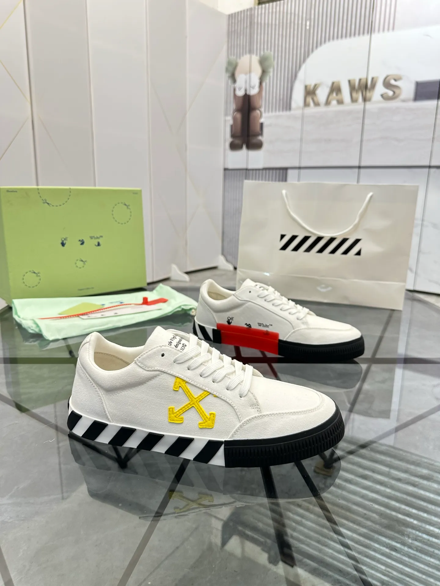 Selling men's shoes 💰: 💰P440¥ Product trademark: OFF WHITE *"OFF WHITE*" low-top casual shoes Regular size: 35-45 (can be customized to 46) Couple style Product materials: Original fabric from the upper counter, breathable lining, original outsole. No.: H203